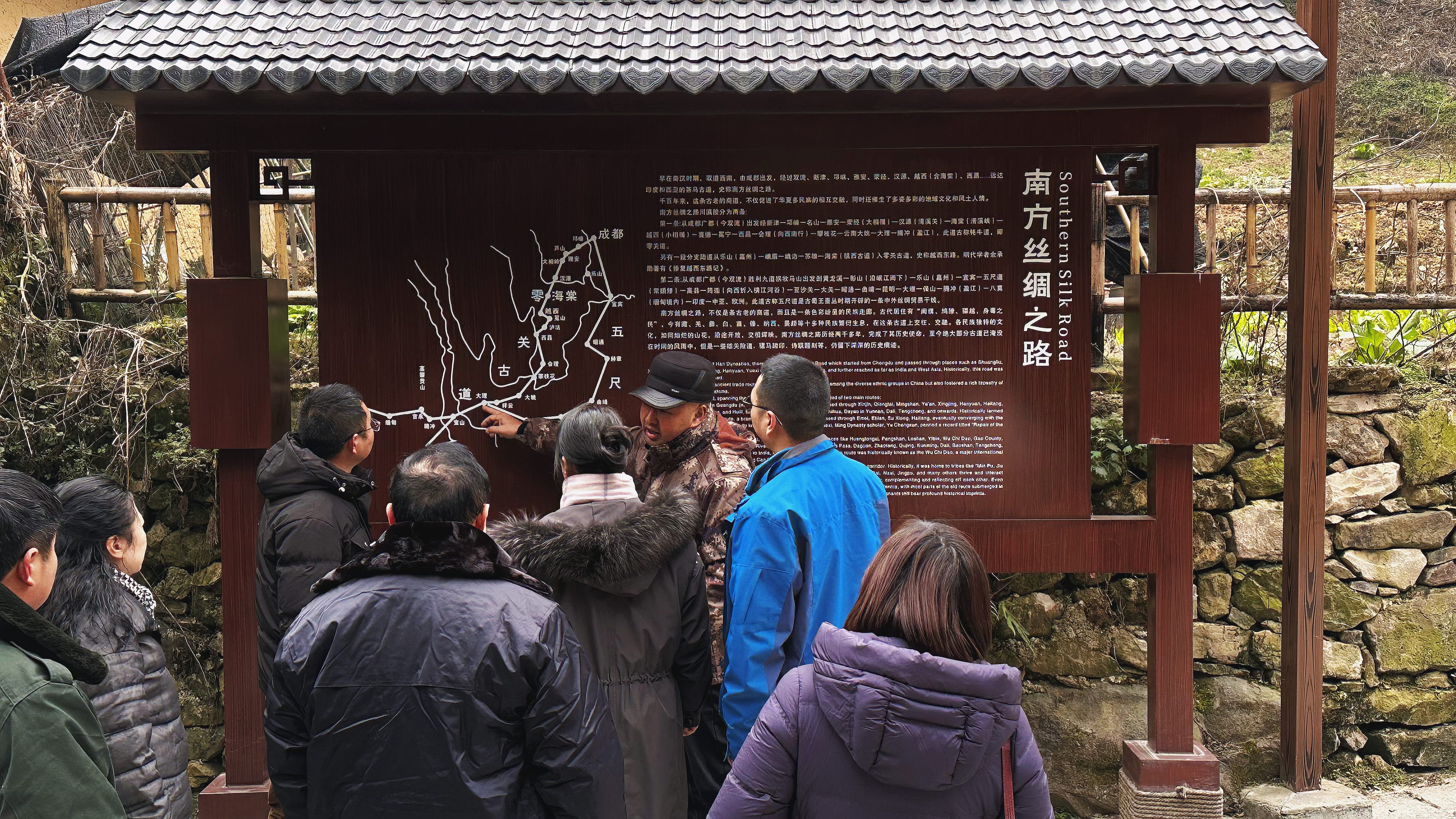 县人大常委会党组副书记、副主任陈军讲解海棠茶马古道历史