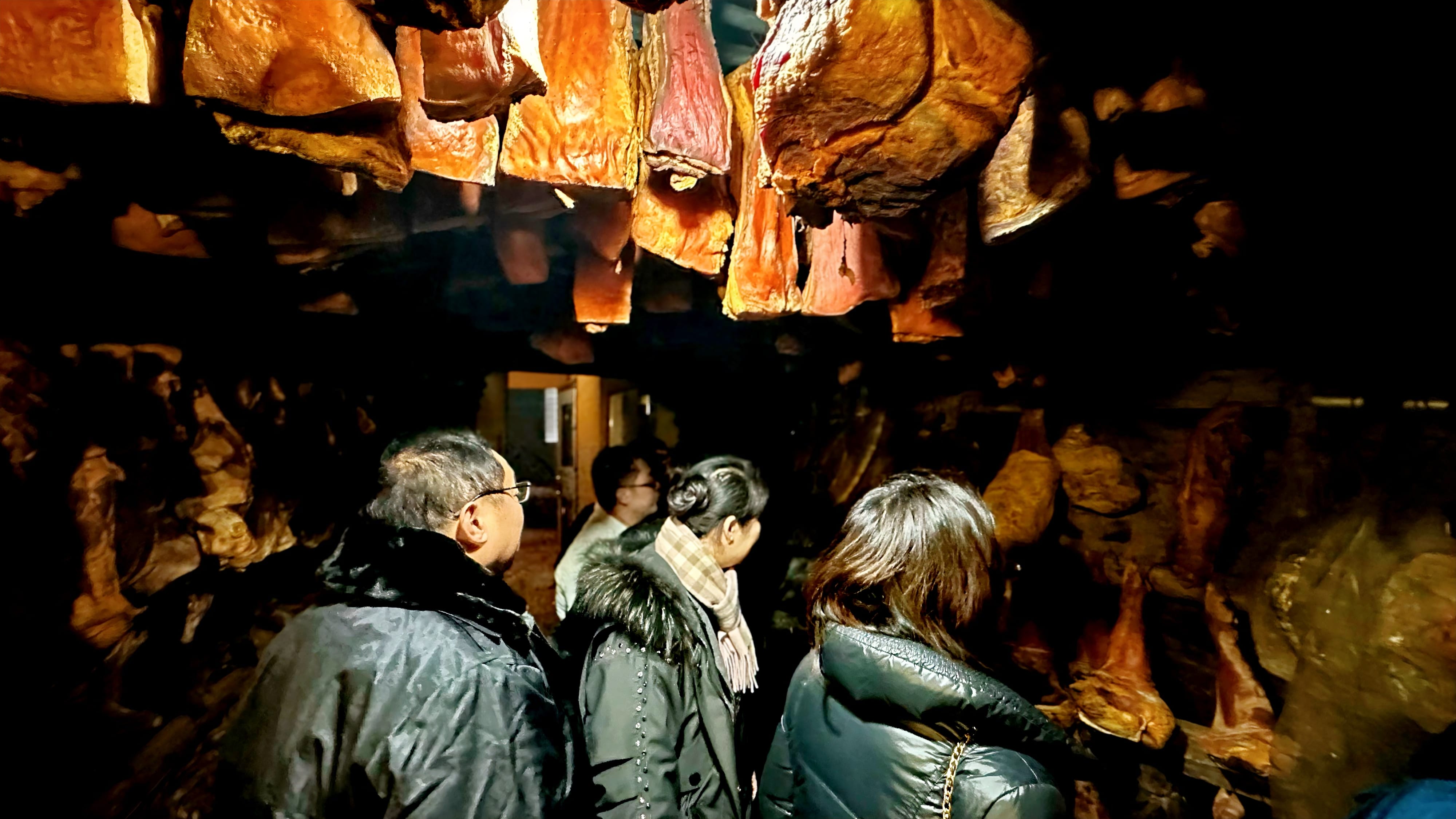 走访当地农副产品（腊肉）制造处