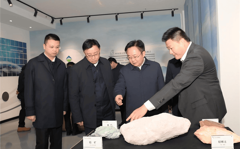 德阳市委书记刘光强一行莅临白银新材料指导工作