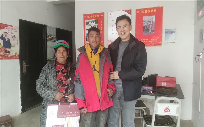 局机关后勤服务中心局离退休人员处赴甘洛县挖曲村开展暖冬慰问