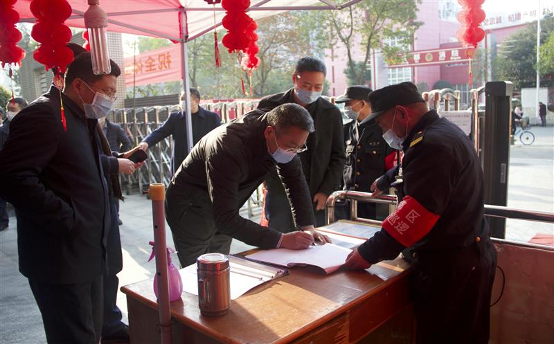 疫情防控众志坚  严抓细查促安全 ——陈贵林到郫县科研基地检查安全生产及疫情防控工作