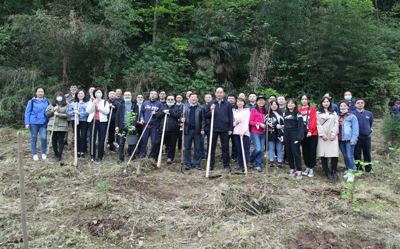 我局组织参加2021年龙泉山森林公园“包山头”植树履责现场抚育管护劳动