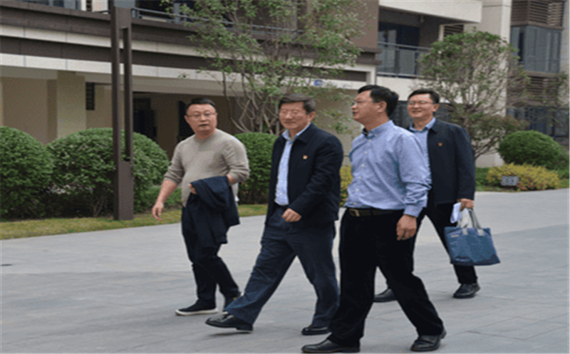 夏廷高、杜春茂一行到众城房产宣讲党的二十大精神