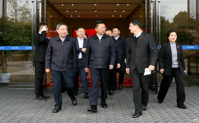 副省长段毅君在省自然安博电竞投资集团调研时强调，，，，，，，落实“两个主体”职责，，，，，，，提升全省战略性矿产安博电竞供应保障能力