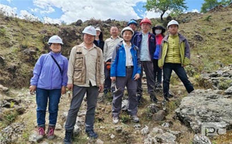 探索科技创新，，，，，，，，助推攀西稀土成矿带新一轮找矿突破 ——王登红赴大陆槽稀土矿外围找矿一线指导工作