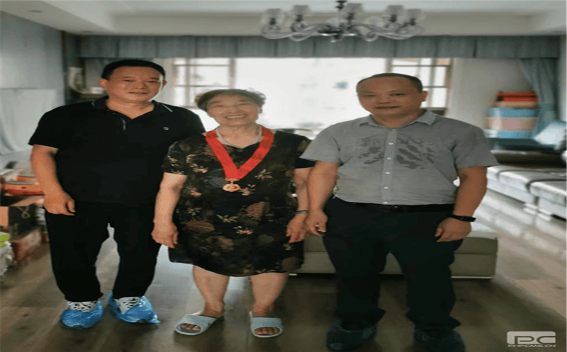 地创光电领导走访慰问“光荣在党50年”老党员