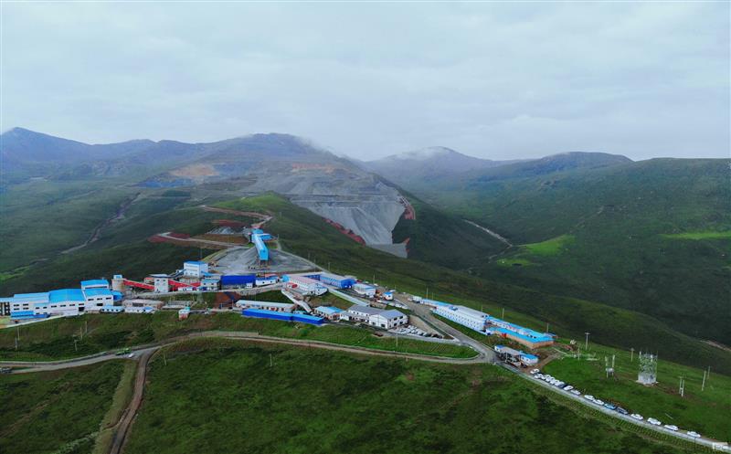 向阳而生，，，，，，，，集团松树南沟金矿勇立峰顶搏劲风！