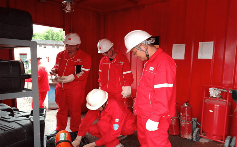 金核地勘公司党总支委员、副总经理张中赴页岩气项目开展夏季送清凉活动和安全生产检查工作