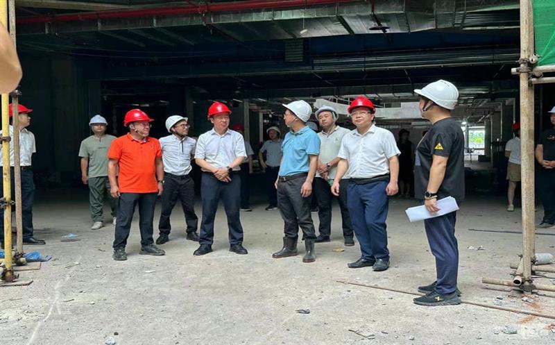 泸州市人大常委会副主任、高新区党工委书记 付小平到泸州爱琴海购物中心项目走访调研