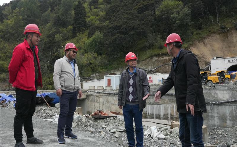 区调队检查组赴项目一线检查工作，，，，，，，，并与省第七地质大队交流座谈