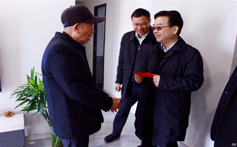 集团领导率队赴一零二制造开展 2024年春节送温暖活动