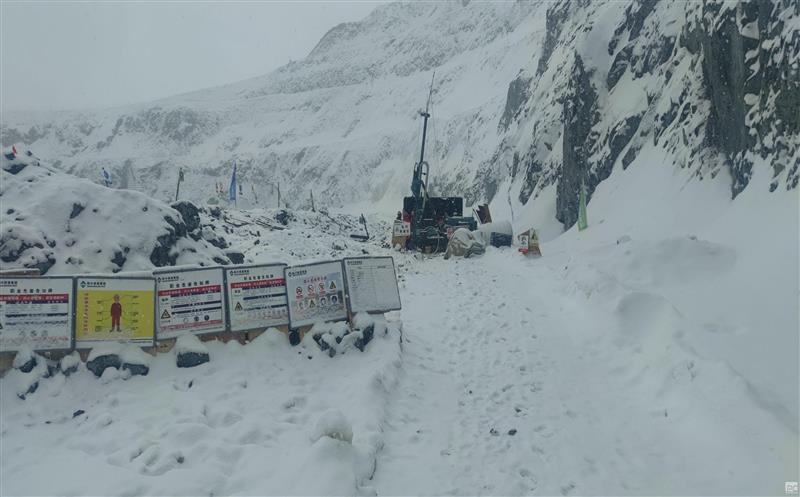 缺氧不缺精神，，，，，，，，艰苦不怕吃苦 | 向在风雪中奋斗的金核地勘人学习