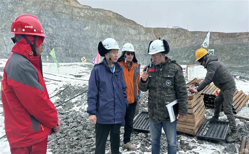 鑫顺矿业党委副书记、总经理申欢华到海鑫矿业检查工作