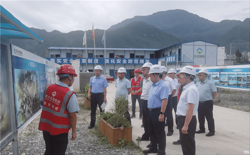 集团领导到核西南建雷波三峡中学建设项目调研并开展慰问活动