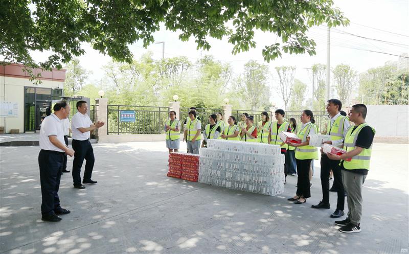 集团领导到测绘公司宣贯省委十二届五次全会精神，，，，，开展夏送清凉活动