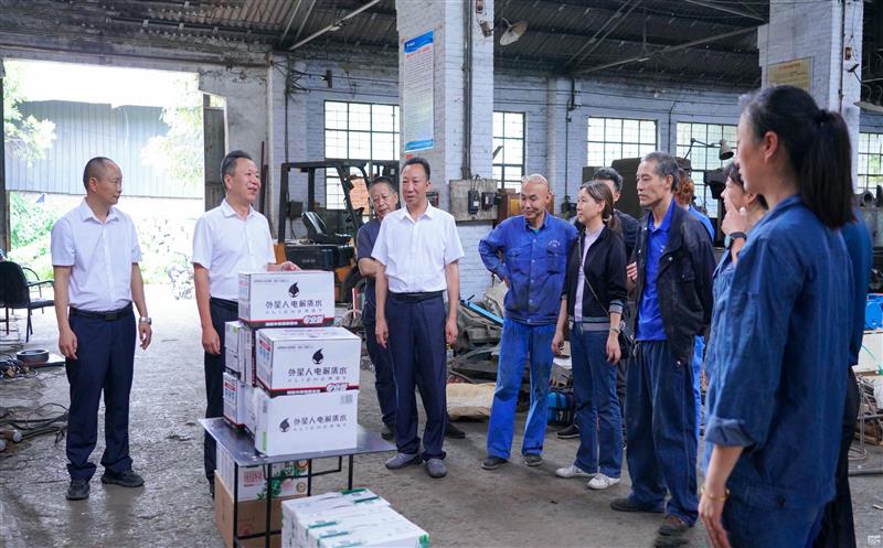 攀西公司领导到生产一线慰问员工