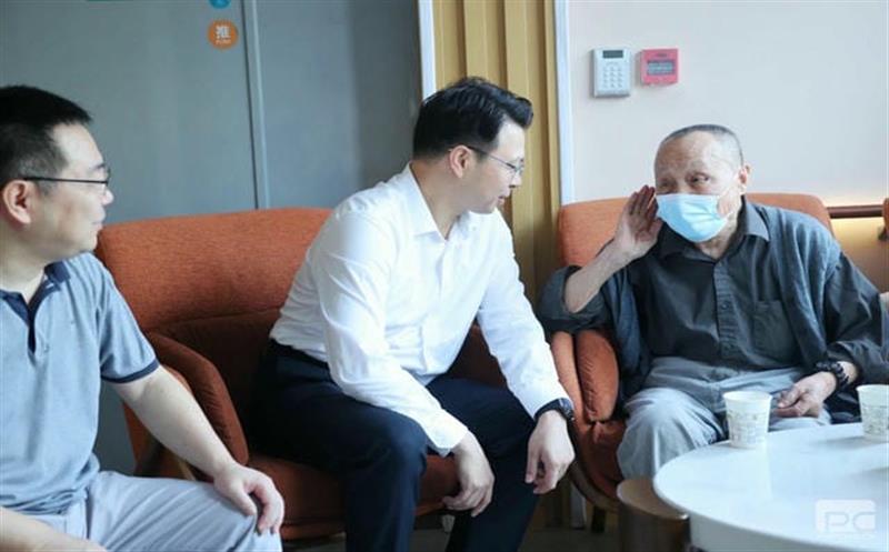 集团领导走访慰问离休干部